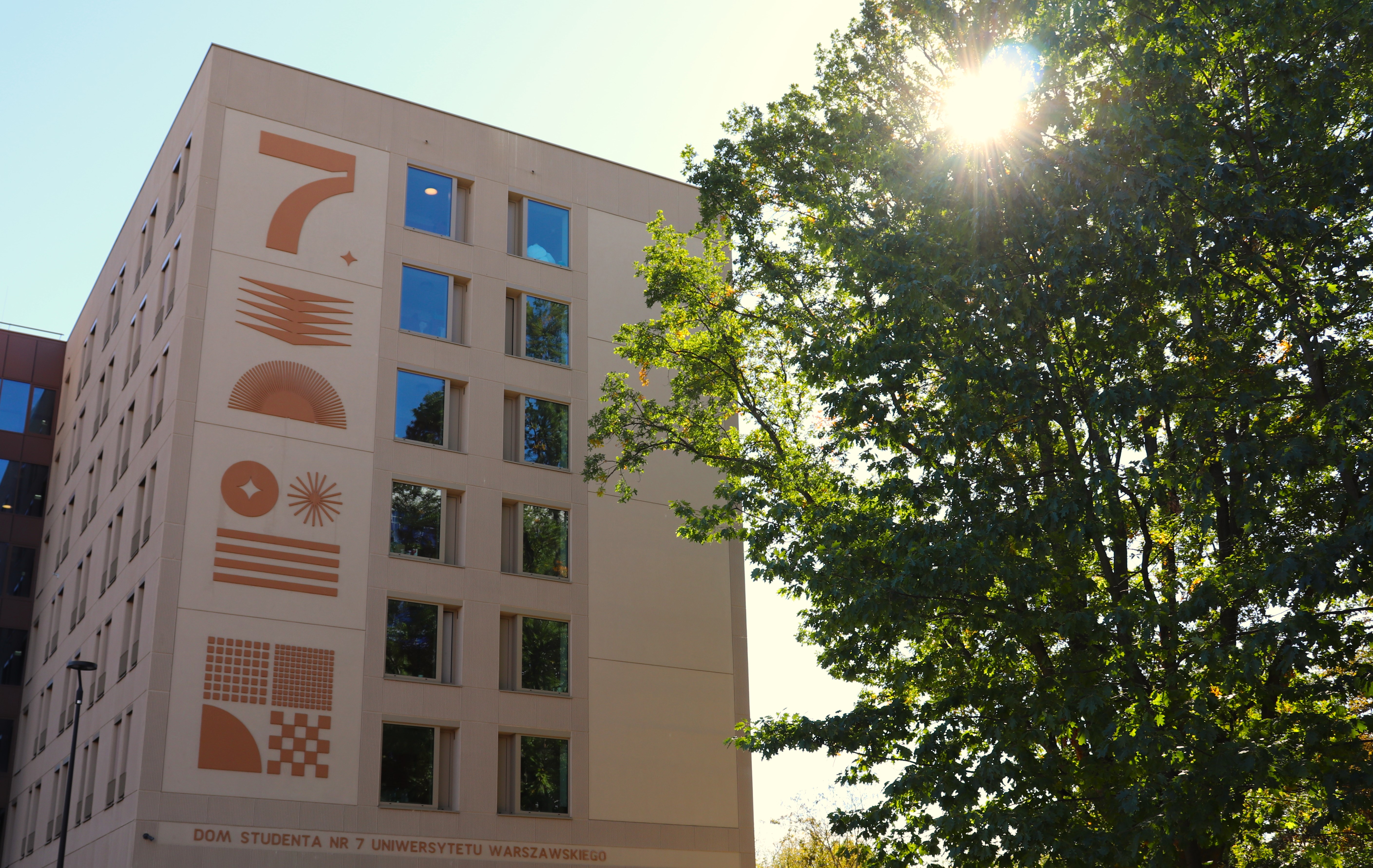 Nowy akademik Uniwersytetu Warszawskiego „Sulimy” – nowoczesny dom studenta tuż obok Wydziału Zarządzania