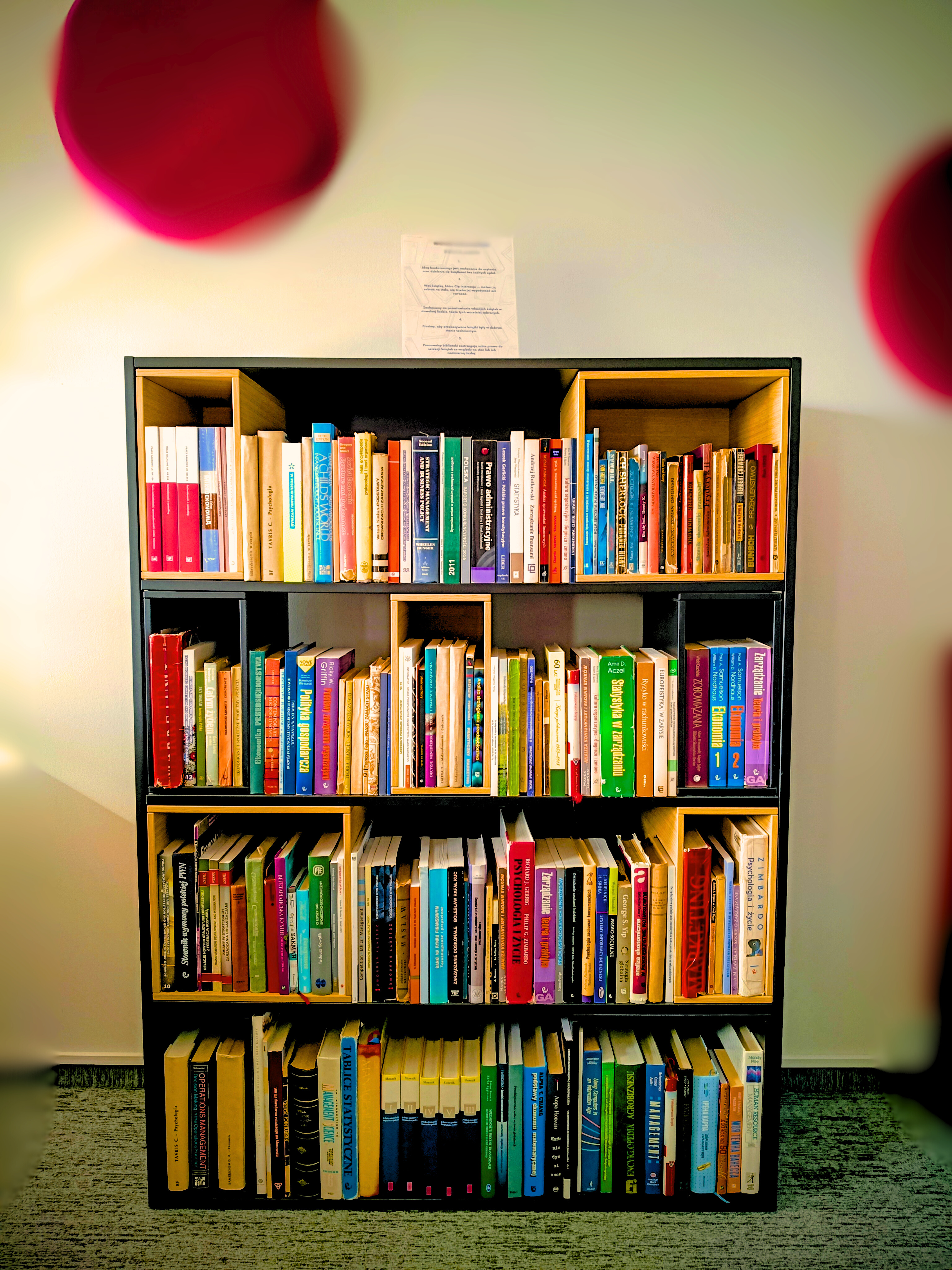 Nowe książki na regale Bookcrossingowym WZ UW