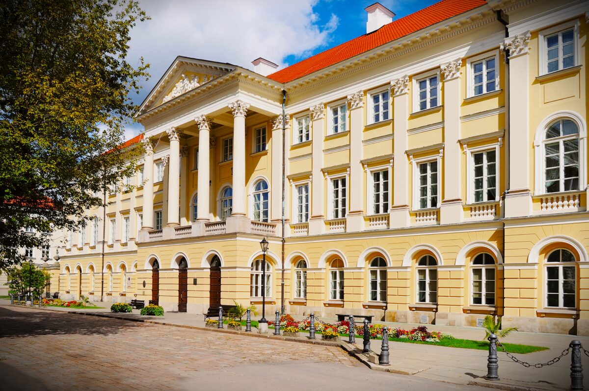 Staże, praktyki i praca w służbie cywilnej. Możliwości dla studentów